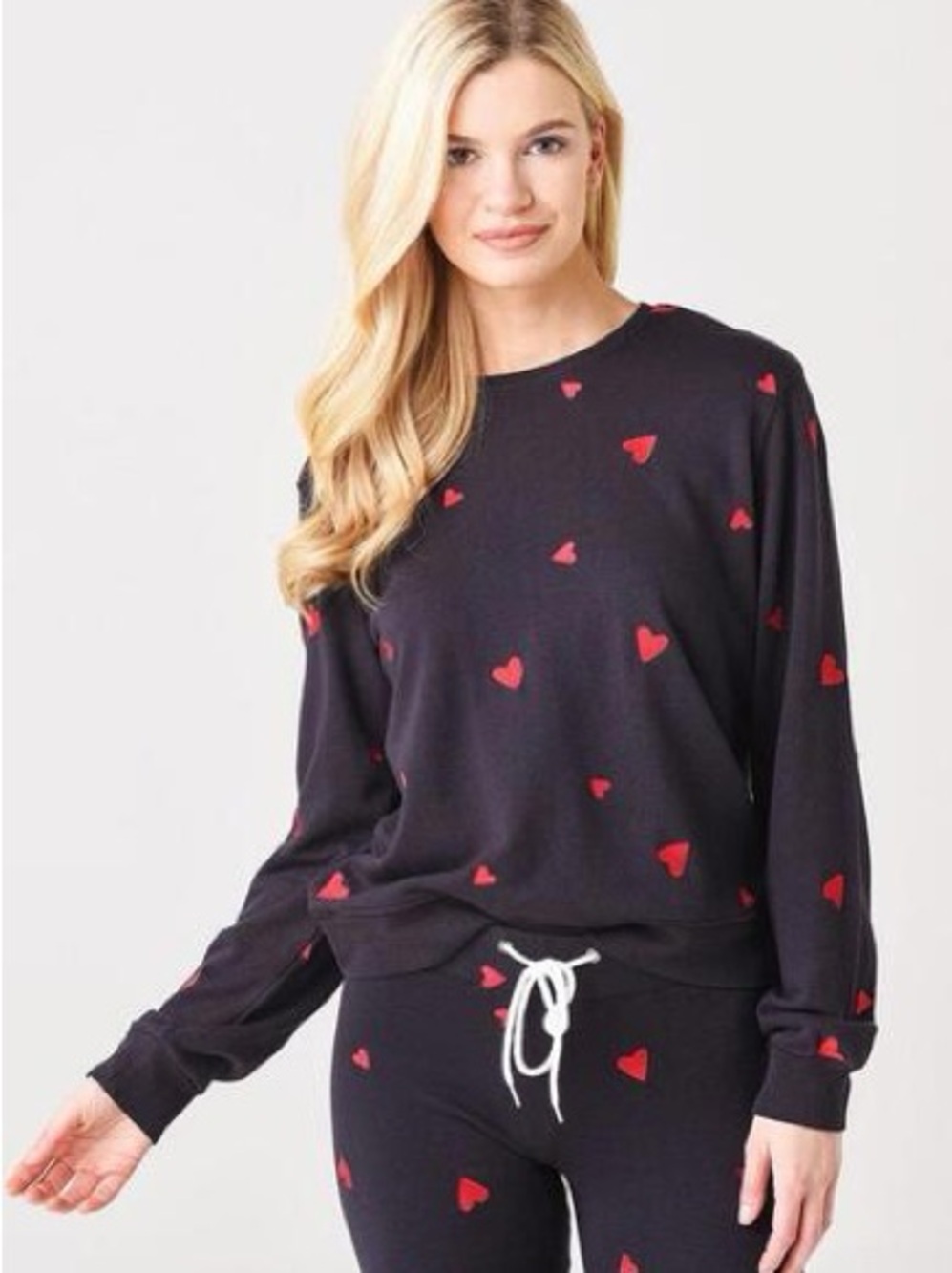 Monrow All Over Heart Embroidered Pull Over
Crewneck Navy & Red